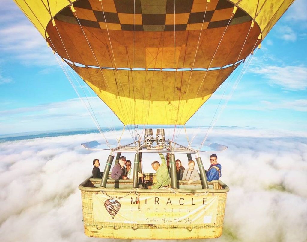 Globo Miracle Experience en lo alto del cielo durante un safari