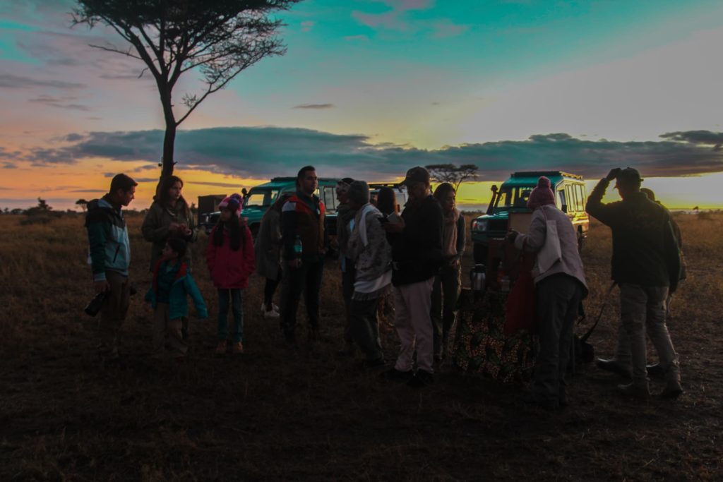 Un gruppo si prepara per un safari in mongolfiera di prima mattina nel Serengeti