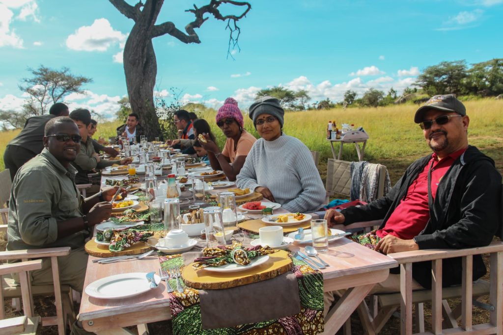 Ein 5-Sterne-Frühstück im Busch nach einer Heißluftballon-Safari