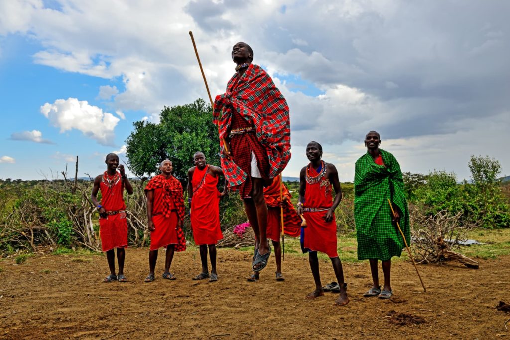 Hombres maasai bailando una danza tradicional en el Serengeti