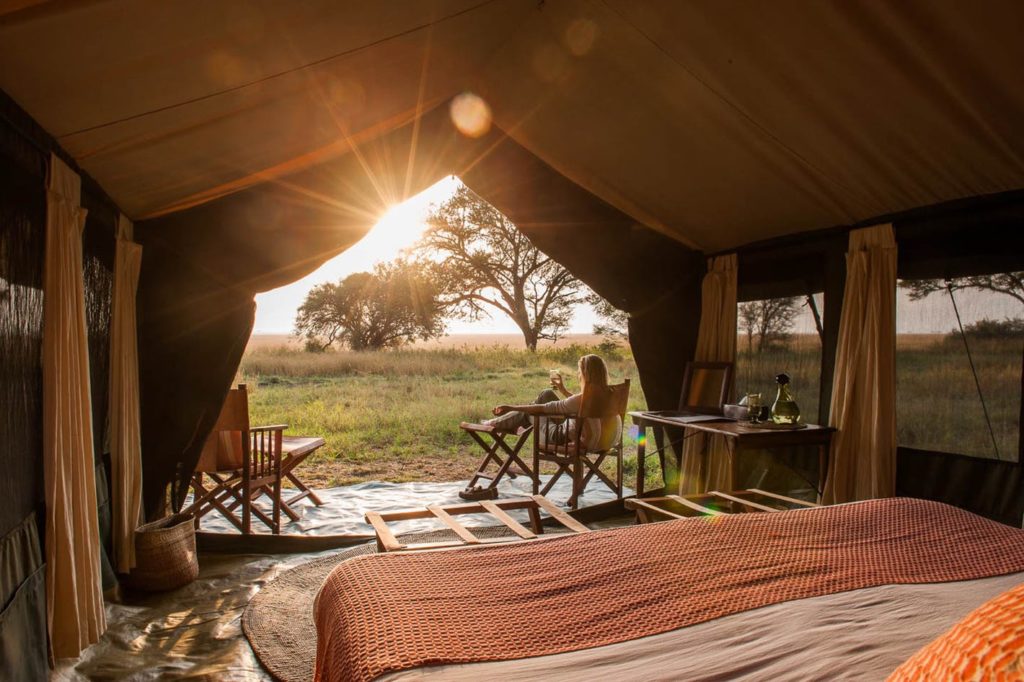 Dormir en la naturaleza, una de las muchas actividades divertidas que se pueden hacer en el parque nacional del Serengeti