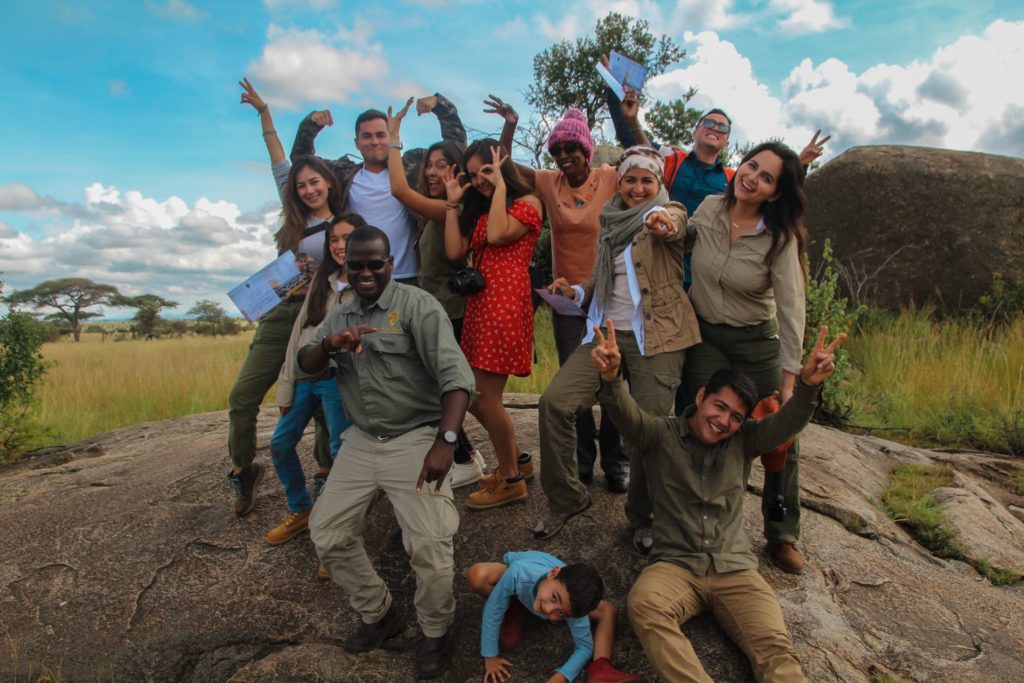 Photo de groupe du personnel avec le client après la fin du safari en ballon au-dessus du Serengeti.