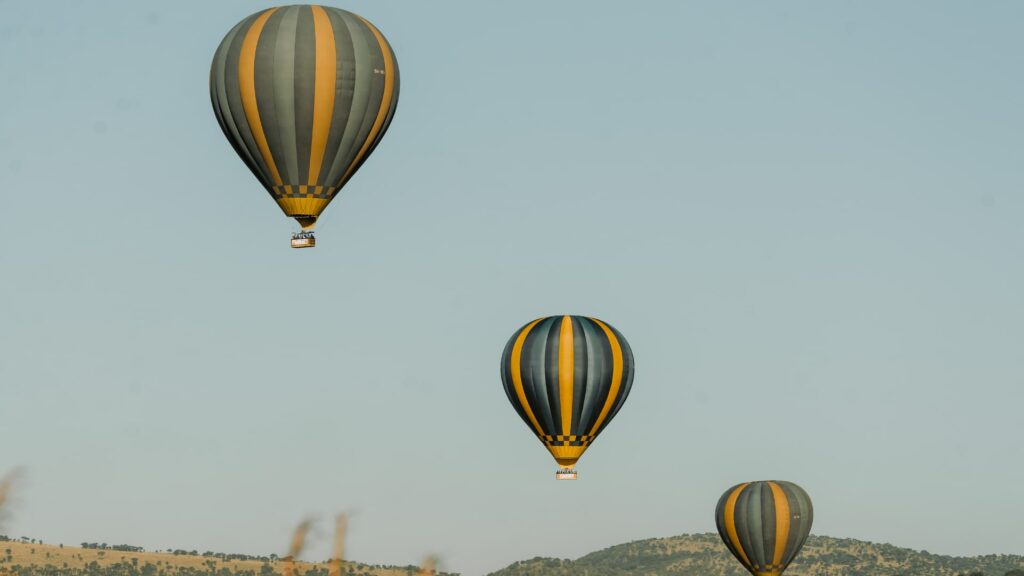 Tres globos aerostáticos en vuelo