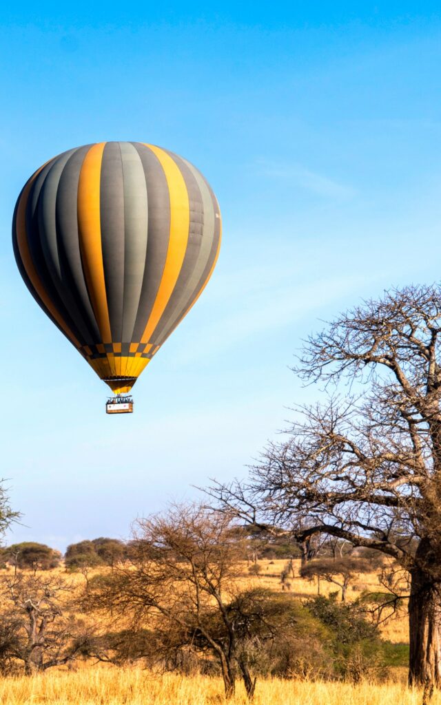 Heißluftballon im Flug in Tarangire