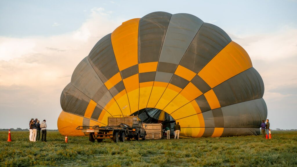 Aufblasen des Heißluftballons am Startplatz