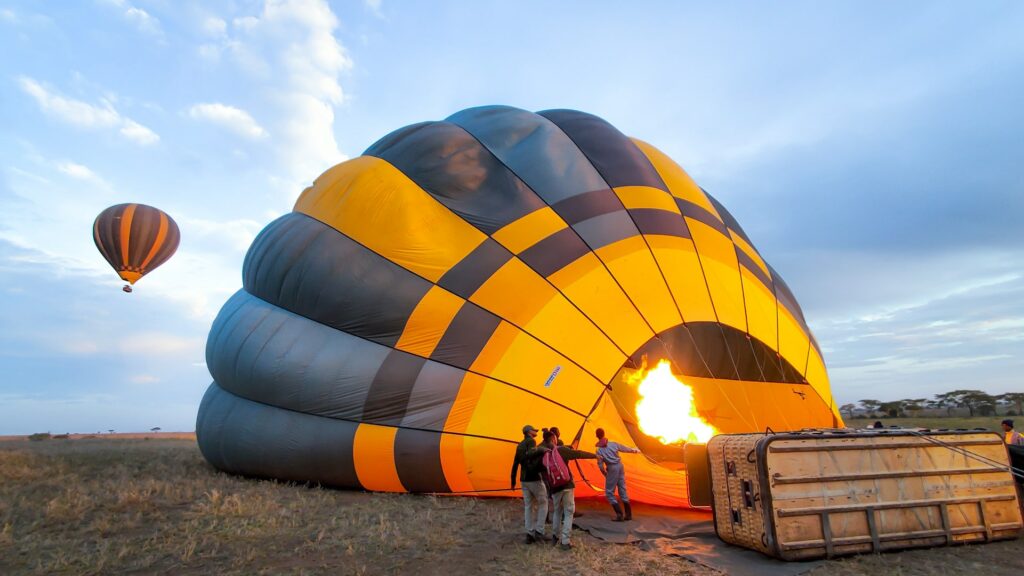 Aufblasen des Heißluftballons am Startplatz