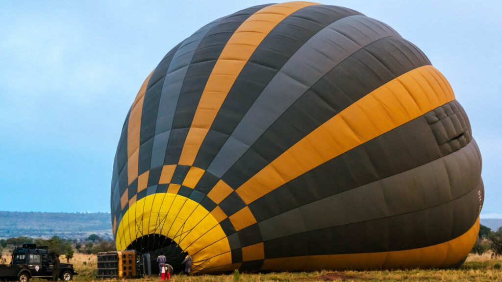 Aufblasen eines Heißluftballons auf dem Tarangire-Startplatz