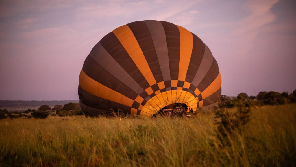 Gonflement de montgolfière dans le parc national de Tarangire