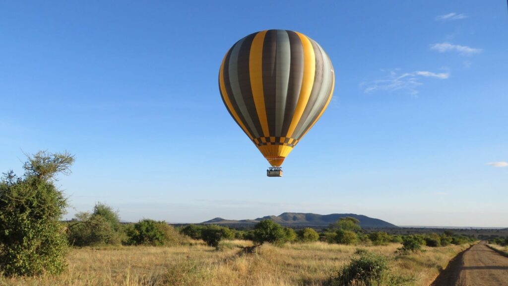 globo aerostático en el parque nacional del serengeti