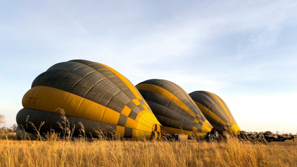 Tres globos inflándose en Tarangire
